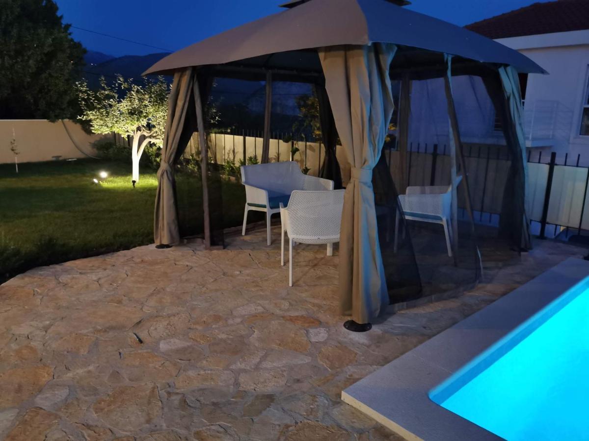 Villa Mater - Luxuriously Equipped Villa With A 15M Long Swimming Pool Zrnovnica Exterior photo