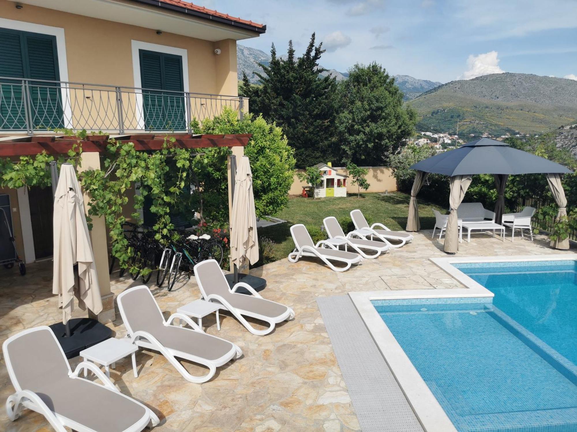 Villa Mater - Luxuriously Equipped Villa With A 15M Long Swimming Pool Zrnovnica Exterior photo